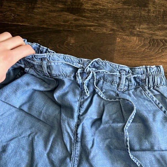 American eagle Capris - Picture 2 of 4